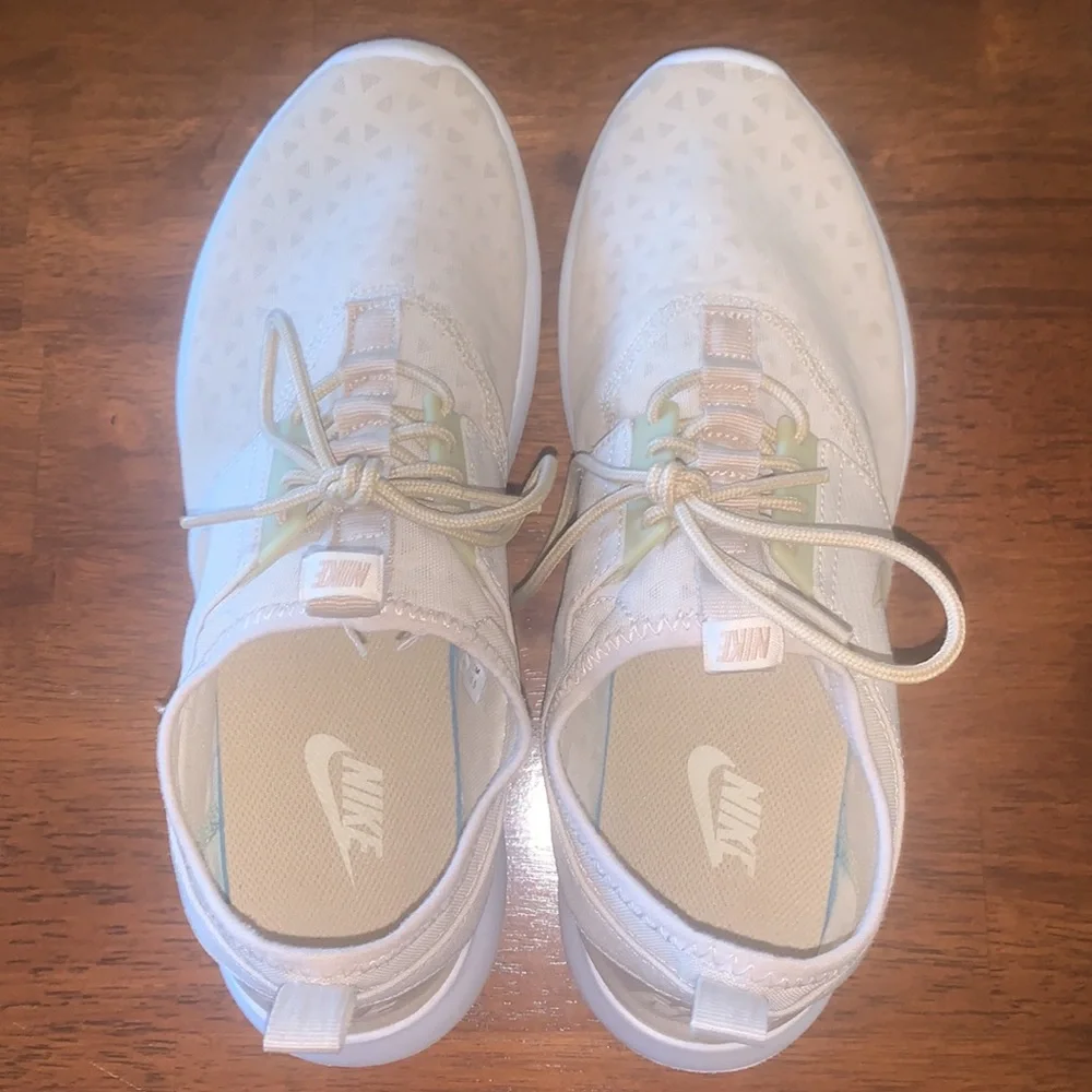 NIKE RUNNING SHOES WOMENS SIZE 9.5 IVORY CREAM COLOR HARD TO FIND